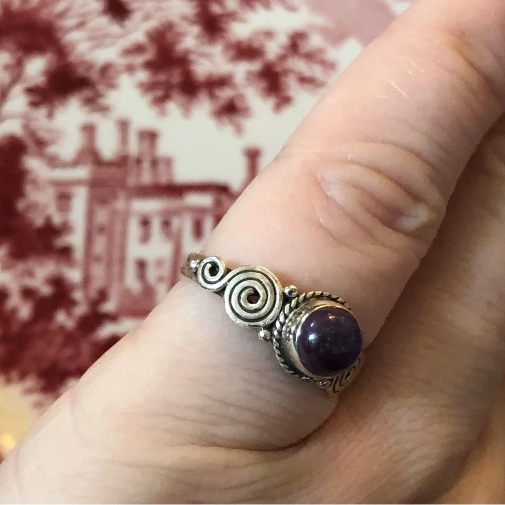 Vintage silver metal boho ring w/ purple stone cabochon amethyst? sz 6